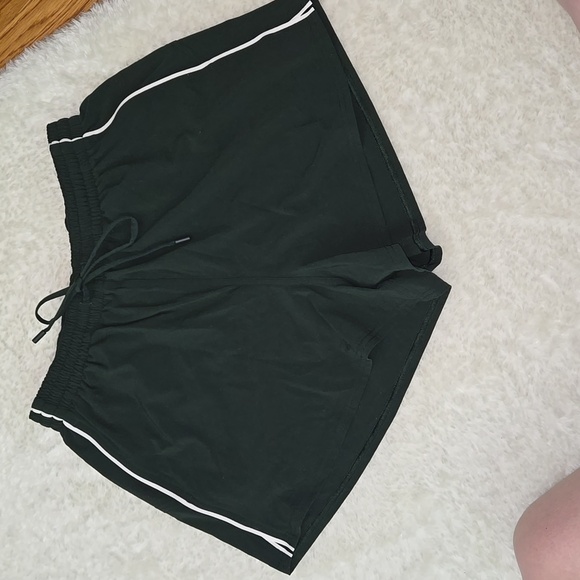 Lululemon Green Athletic Shorts, Womens 6, Great Condition - Picture 1 of 10